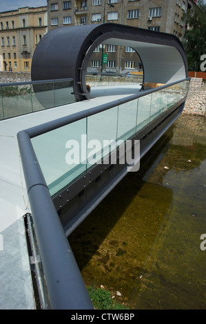 Nuovo ponte che collega la costa di Miljacka da Radićeva Street all'Accademia di Belle Arti di Sarajevo Foto Stock