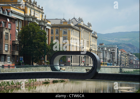 Nuovo ponte che collega la costa di Miljacka da Radićeva Street all'Accademia di Belle Arti di Sarajevo Foto Stock