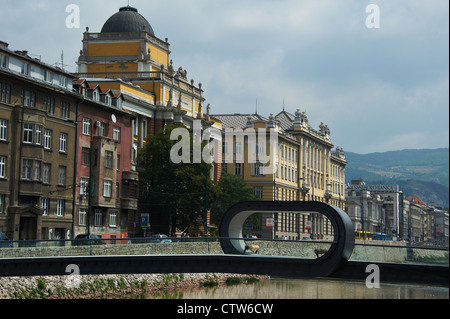 Nuovo ponte che collega la costa di Miljacka da Radićeva Street all'Accademia di Belle Arti di Sarajevo Foto Stock