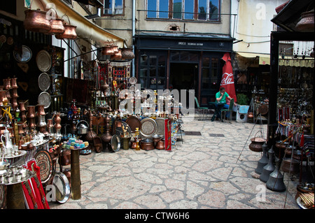 Baščaršija - Bashcharshiya il cuore antico di Sarajevo, negozi nel bazar ottomano distretto di Bascarsija Bosnia ed Erzegovina Foto Stock