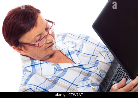 Ritratto di donna senior utilizzando laptop, isolati su sfondo bianco. Foto Stock