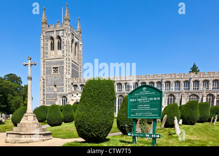 Tower & Croce della Chiesa della Santa Trinità in Long Melford, Suffolk Foto Stock