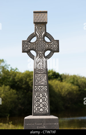 Una croce celtica sulla Northwestern Donegal costa (l'Rosses), Repubblica di Irlanda. Foto Stock