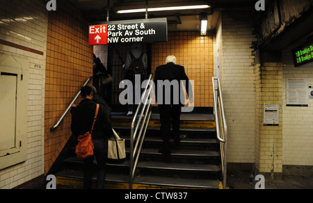 Persone ascendente scala di uscita, 23rd Street e Park Avenue South Stazione della Metropolitana, Mid-Town Manhattan, New York Foto Stock