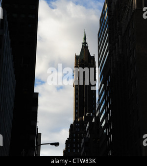 Cielo blu, il bianco delle nuvole ombra scura vicolo urbano ritratto Sherry-Netherland Hotel, cercando da East 59th Street, New York Foto Stock