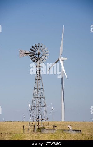 Il vecchio e il nuovo, al di fuori della I-70 vicino a Ellsworth, Kansas. Foto Stock