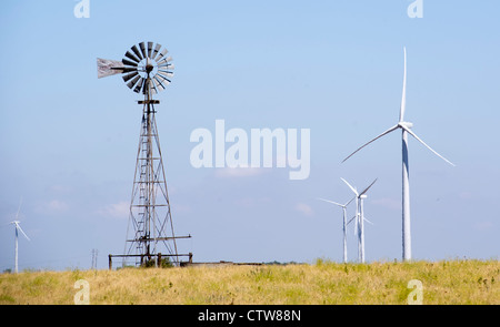 Il vecchio e il nuovo, al di fuori della I-70 vicino a Ellsworth, Kansas. Foto Stock