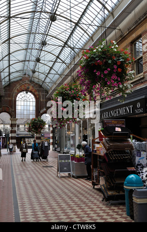 Victorian shopping arcade con soffitto a volta del tetto di vetro in Westbourne, Bournemouth Foto Stock