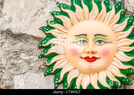 Primo piano di un tradizionale colorate ceramiche siciliane Foto Stock