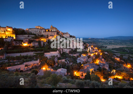 Crepuscolo sul borgo medievale di Gordes, Provenza, Francia Foto Stock