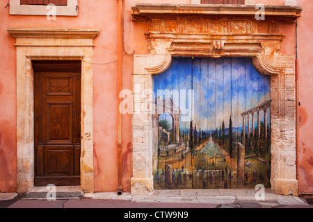 Dipinto di porta del garage di casa in Roussillon, Provenza, Francia Foto Stock