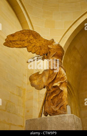 Statua della Vittoria Alata 'Victoire de Samotracia" al Musée du Louvre, Parigi Francia Foto Stock