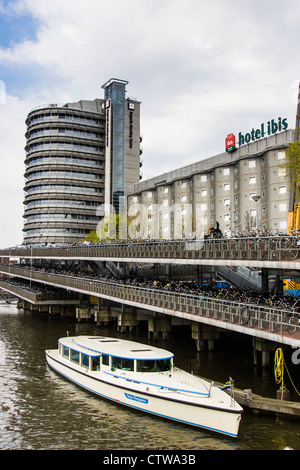 Parcheggio biciclette Garage presso il deposito ferroviario della stazione centrale di Amsterdam ad Amsterdam, nei Paesi Bassi. Foto Stock