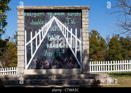 Una sezione originale del muro di Berlino di 10 metri per 10 metri al complesso Christ of the Ozarks di Eureka Springs, Arkansas. Foto Stock