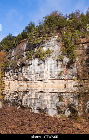 Autunno in scena a Buffalo National River District park lungo Arkansas scenic Highway 7. Foto Stock