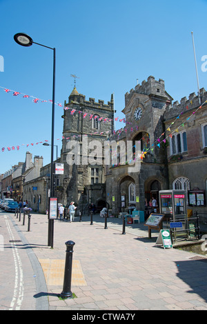 Il Municipio e la chiesa di San Pietro, High Street, Shaftesbury, Dorset, England, Regno Unito Foto Stock