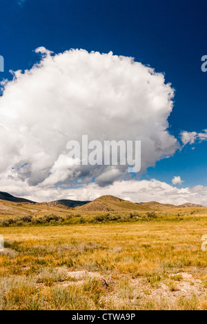 "Big Sky' formazioni di nubi su brulle-guardando le montagne nella parte sud-ovest Montana Foto Stock