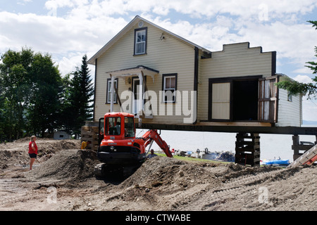 Una casa in Canada sollevato su palafitte in modo che il proprietario può avere le basi rinnovate Foto Stock