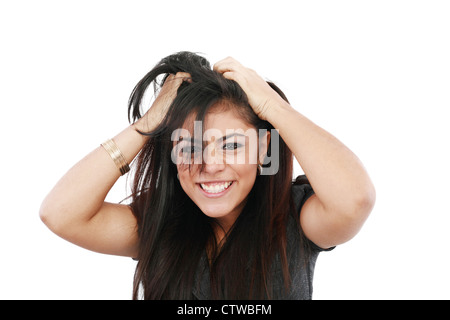 Un ritratto di una giovane donna frustrato tirando fuori i capelli su sfondo bianco Foto Stock