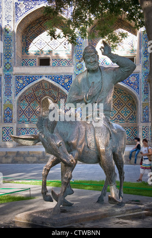 Uzbekistan Bukhara, Statua del Mullah Hoja Nasruddin in sella al suo asino Foto Stock