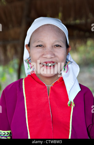 Donna in abiti tradizionali nel nord della Thailandia tribù hill ragazza abiti femminili Foto Stock