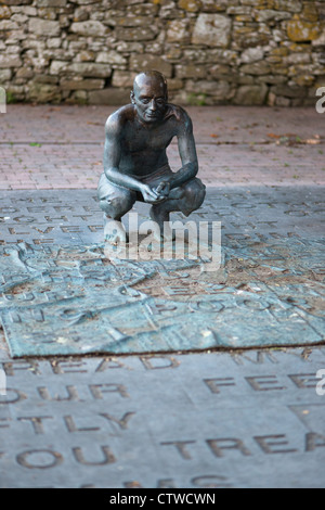 Memoriale di bronzo a W. Yeats al cimitero dove la sua tomba si trova a Drumcliff nella Contea di Sligo, Irlanda. Foto Stock