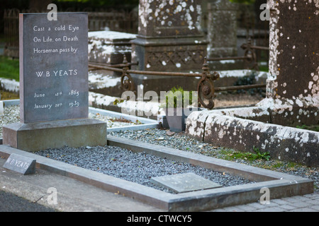 W. Yeats' grave a Drumcliff nella Contea di Sligo, Irlanda. Foto Stock