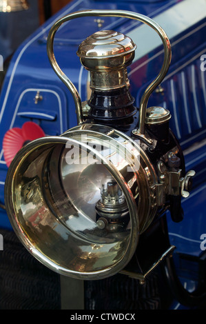 Close-up di una lampada su un 1901 Mors Tonneau. Questa vettura sta prendendo parte al 2007 Londra a Brighton Veteran car run Foto Stock