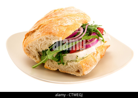 Pollo,pesto e sun blushed ciabatta pomodoro panino - illuminata luminosamente studio shot con uno sfondo bianco Foto Stock