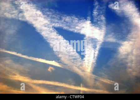 Padova, Italia ; chemtrails nel cielo. Foto Stock