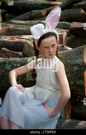 Giovane ragazza in posa con la Pasqua il vestito e orecchie di coniglietto. Foto Stock