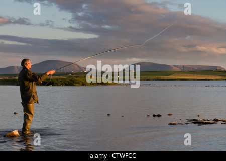 Trote pescatore sul Harray Loch Foto Stock