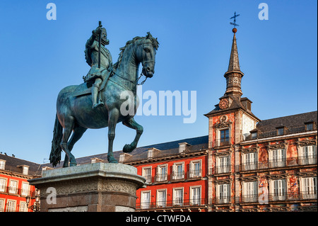 Il re Filippo III pietra miliare nella Plaza Mayor, Madrid, Spagna Foto Stock