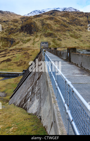 Lawers diga sul Lochan Na Lairige, parte del Breadalbane Hydro-Electric schema Foto Stock