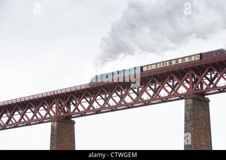 Treno a vapore tarabuso attraversa il Ponte di Forth Rail Foto Stock
