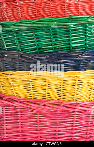 Pila di isolati su tessuto bianco cestini di paglia Foto Stock