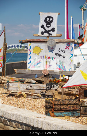 Illustrazione sul display a Weymouth nel luglio pronto per il Weymouth Bayside Festival Foto Stock