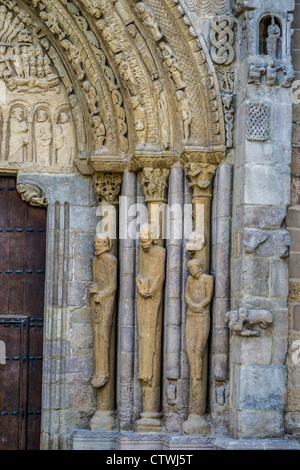 Particolare del portale principale della chiesa romanica di Santa María la Real in città medievale Sangüesa in Navarra, Spagna Foto Stock