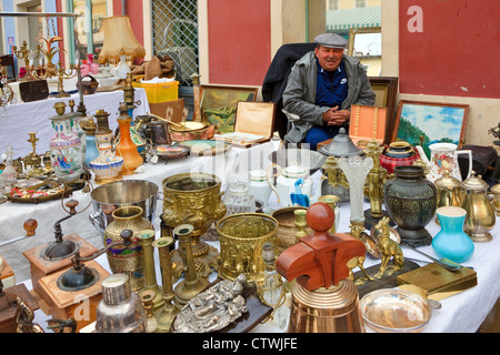 Titolare di stallo con visualizzazione di oggetti in vendita presso la strada del mercato di Vieille Ville, Nizza Cote d'Azur, in Francia Foto Stock