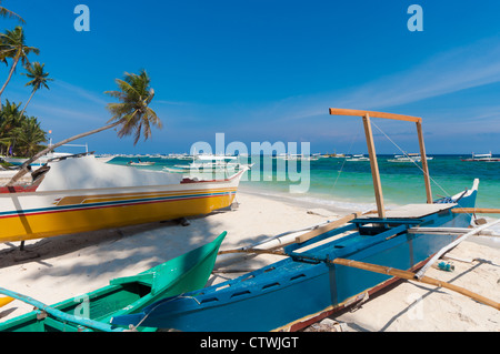 Tradizionale bangkas filippina su una spiaggia di Alona, Bohol Foto Stock