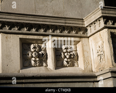 Ornati in pietra intagliata edificio a Dublino la città capitale di Irlanda Foto Stock