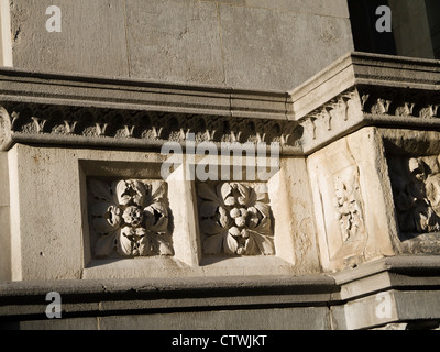 Ornati in pietra intagliata edificio a Dublino la città capitale di Irlanda Foto Stock