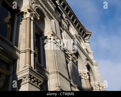 Ornati in pietra intagliata edificio a Dublino la città capitale di Irlanda Foto Stock