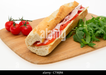 Baguette contenente prosciutto, formaggio e pomodoro - studio shot con una profondità di campo e sfondo bianco Foto Stock