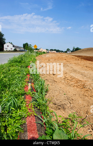 Il COMPOST calza filtro sul perimetro del sito di costruzione utilizzato per controllare il deflusso dei sedimenti Foto Stock