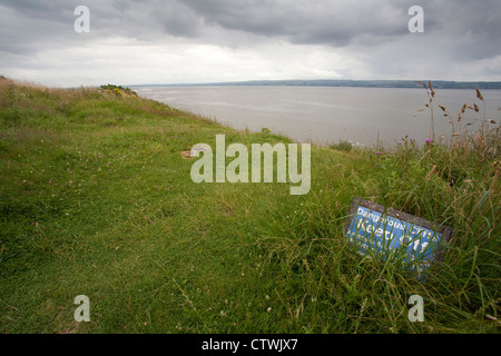 Thurstaston scogliere e la vista su tutta la Dee estuario verso il Galles del Nord Foto Stock