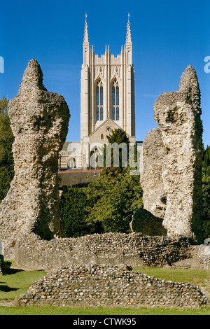 St Edmundsbury Cathedral dalle rovine dell'Abbazia di Bury St Edmunds Suffolk in Inghilterra Foto Stock