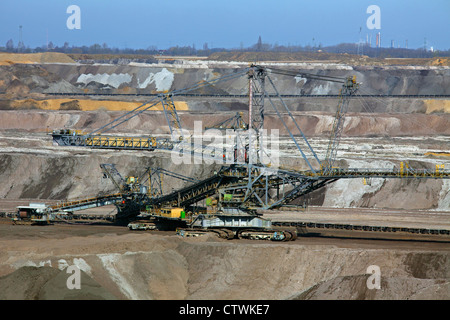 Marrone / carbone lignite estratta da grandi escavatori al miniera a cielo aperto, Sassonia-Anhalt, Germania Foto Stock