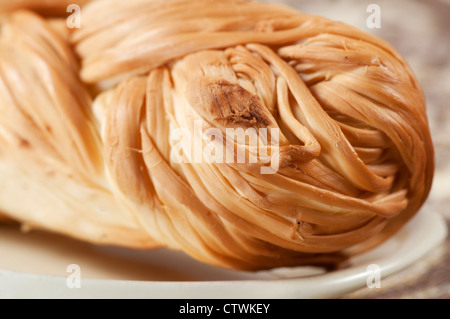 Fumato "pigtail" formaggio, close-up shot, messa a fuoco locale Foto Stock