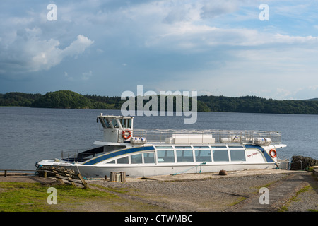 Imbarcazione turistica alla WB Yeat's Innisfree (al) posteriore sul Lough Gill, nella contea di Sligo, Irlanda. Foto Stock